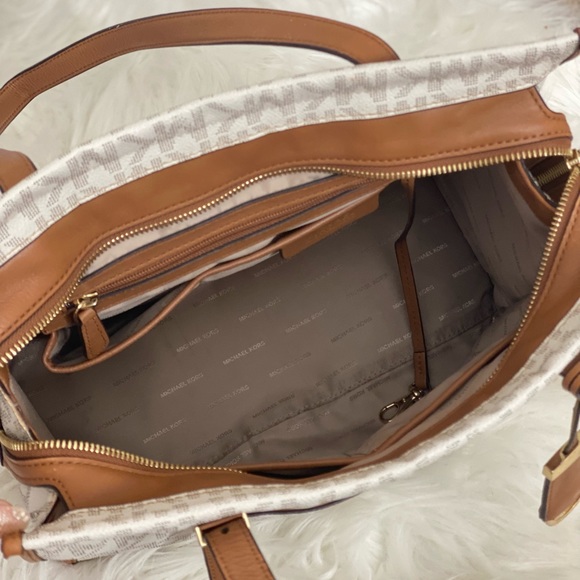 ❌SOLD❌ MICHAEL KORS PURSE - Picture 2 of 4